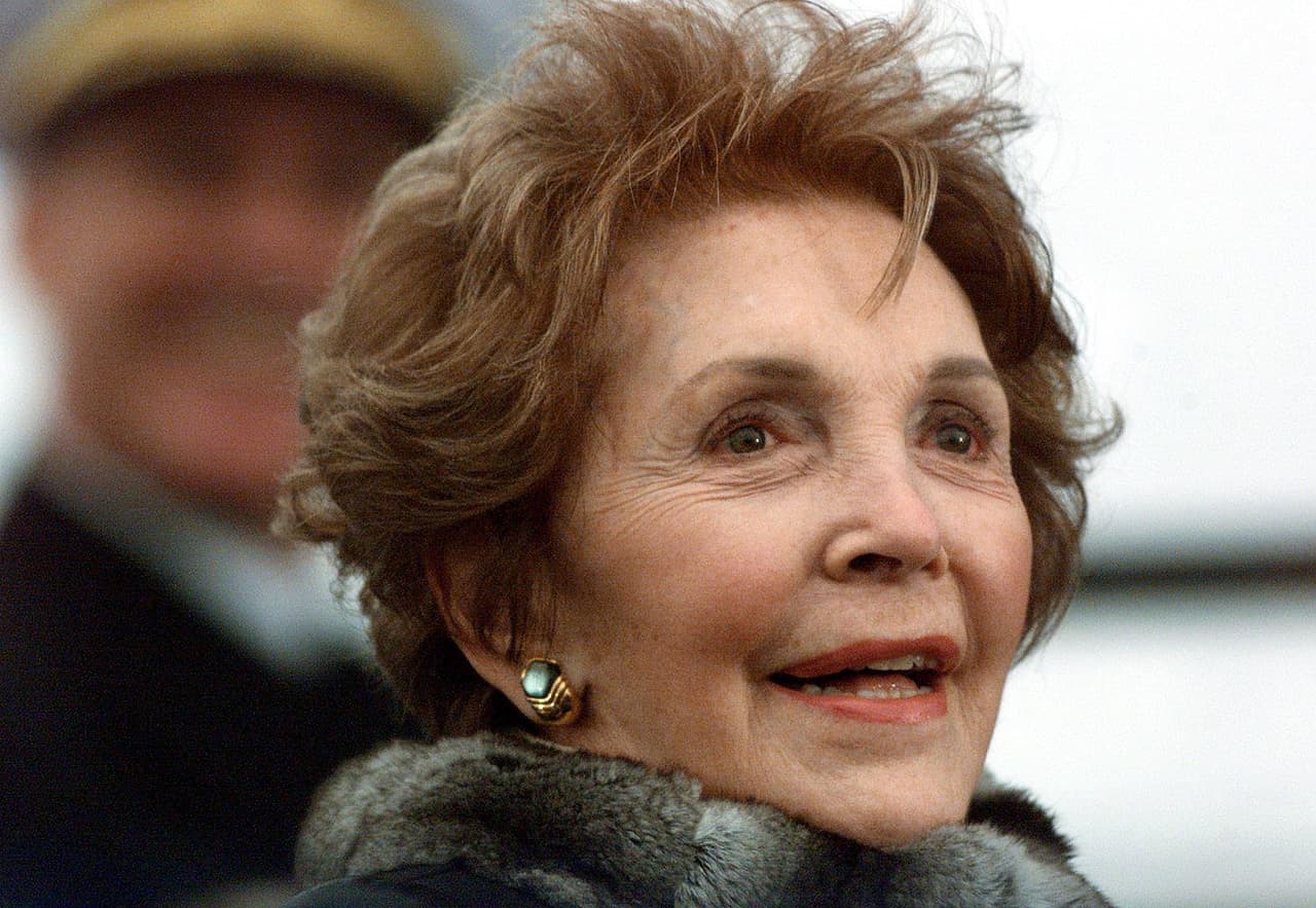 <b>Nancy reagan (94 años).</b> Esposa de Ronald Reagan, la ex primera Dama desde 1981 a 1989 es recordada por muchos en la comunidad hispana por la reforma integral migratoria de 1986, propuesta por su esposo, que permitió la regularización de miles de ciudadanos. Murió el 6 de marzo de 2016 en Los Ángeles, California.