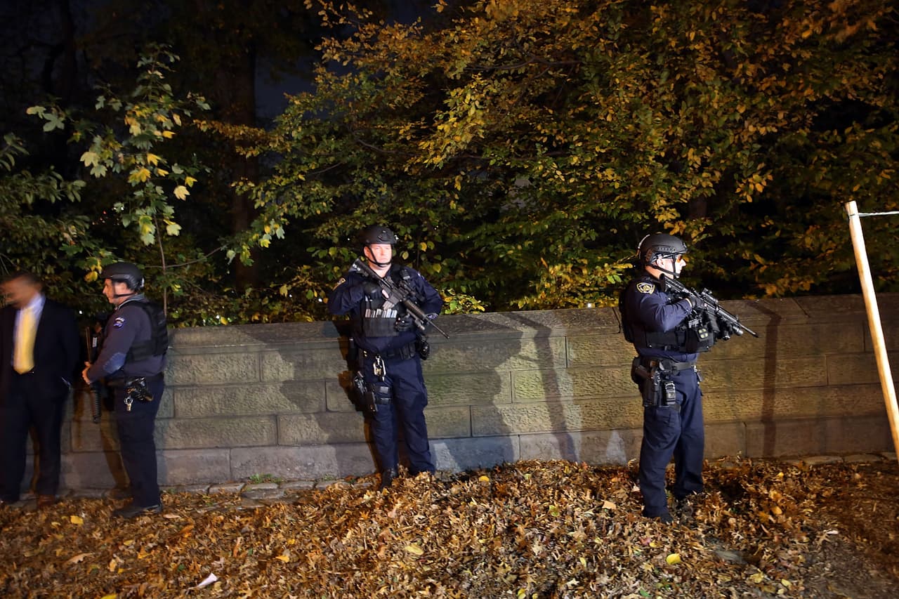 Policía de Nueva York aumentó la seguridad a las afueras del consulado francés en Manhattan.