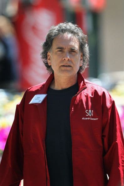 Su segundo hijo, Peter Buffet, declaró al Daily Finance en 2011 que su padre se ha encargado de transmitirles valores y no abundancia.