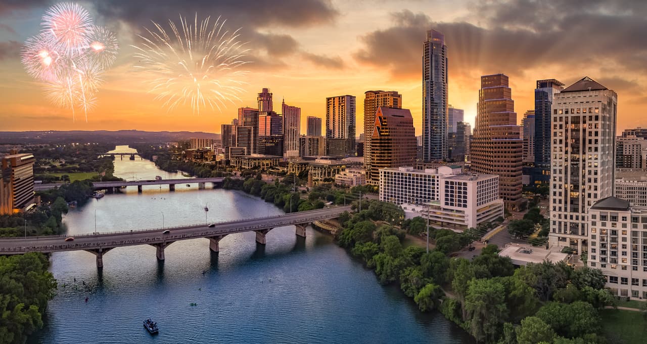 <h2 class="cms-H2-H2">Auditorium Shores</h2>
<br>📍 800 W Riverside Dr., Austin, TX
<br>💰 Gratis
<br>
<br>Desde las 4 pm, puedes disfrutar de este evento en los Auditorium Shores. Habrá un concierto de la Orquesta Sinfónica de Austin de 8:45 a 9:30 pm. Al terminar, comenzarán los fuegos artificiales.