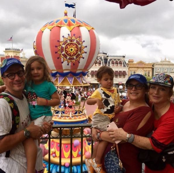 La mamá de la Vale, la mítica actriz Angélica María los acompañó.