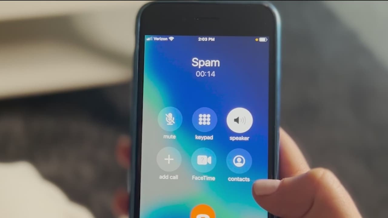 Las llamadas de estafa, también conocidas como spam de impostores, han aumentado considerablemente pero hay algunas señales de alerta que debes atender para evitar ser una víctima más.