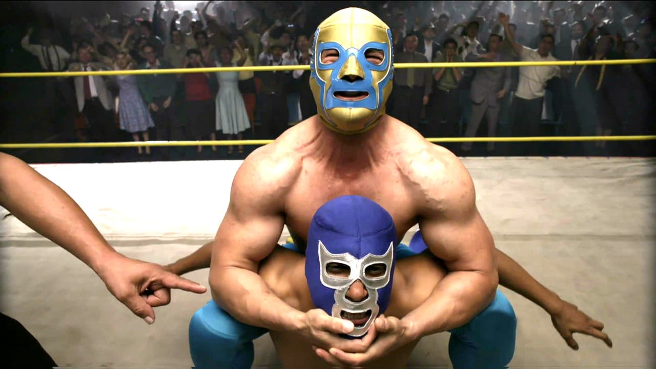 Un ambiente de tensión se vive en el ring, pues ‘Blue Demon’ va perdiendo la batalla.