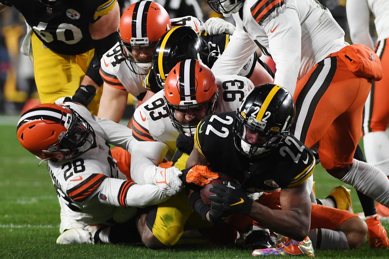 Pittsburgh tenía que vencer a los eliminados Browns para mantenerse con vida en la temporada y lo lograron con una destacada actuación de Najee Harris.