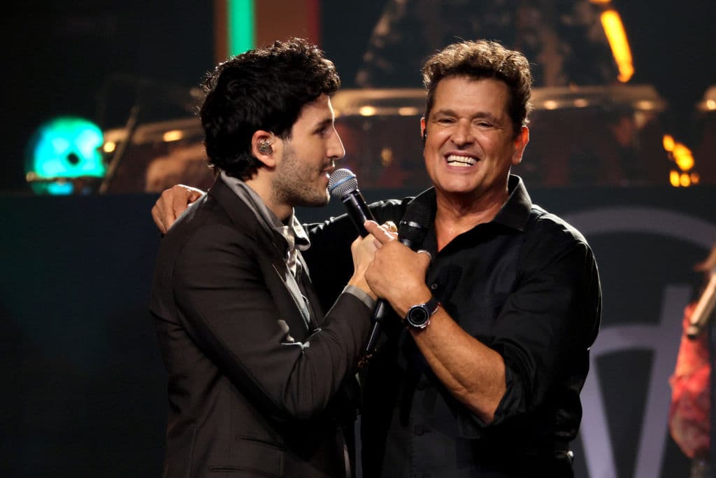 Sebastián Yatra y Carlos Vives compartiendo escenario.