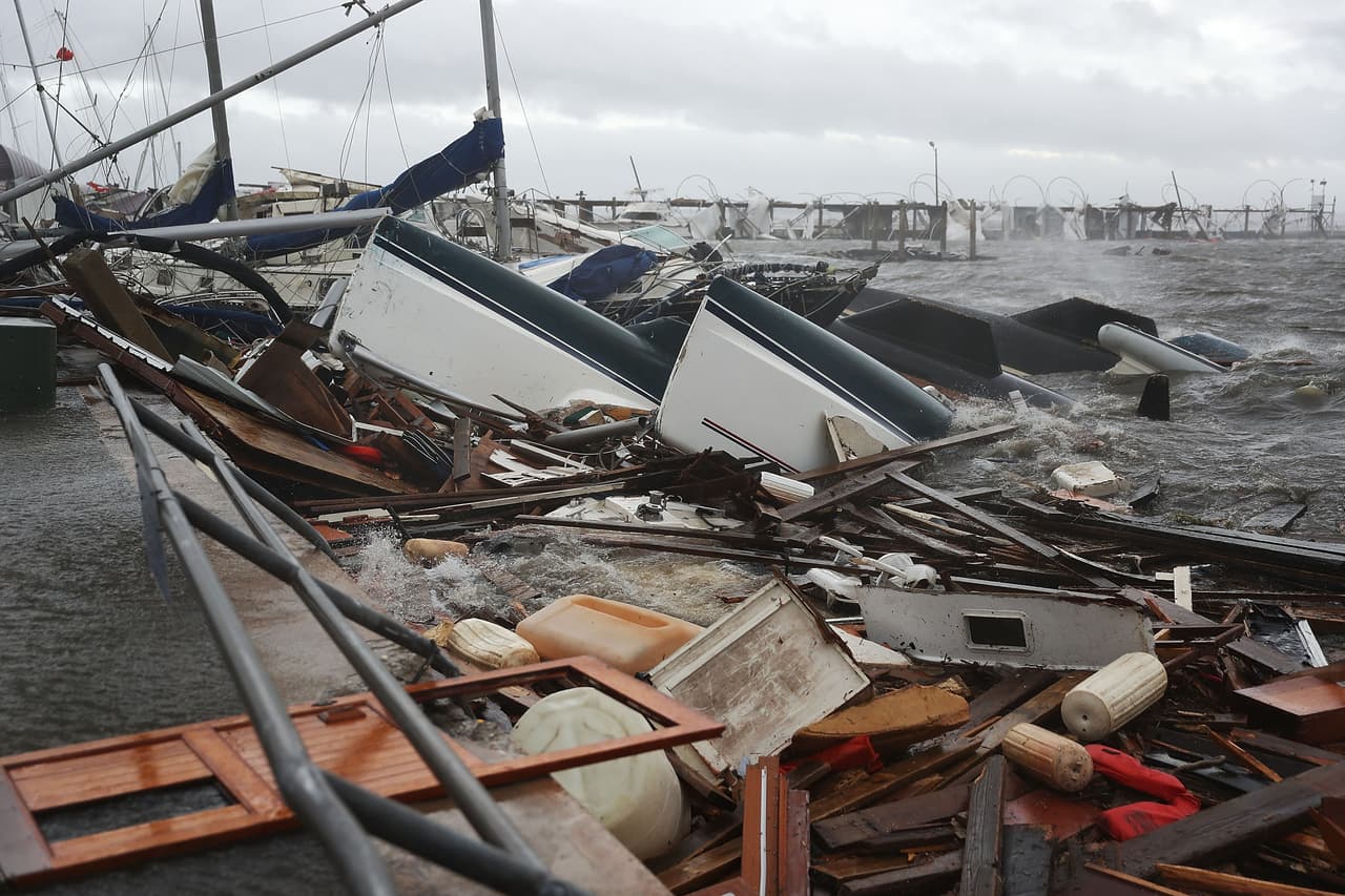 Escombros de botes y construcciones bajo el agua en la costa de Panama City, muy cerca del centro de la ciudad.