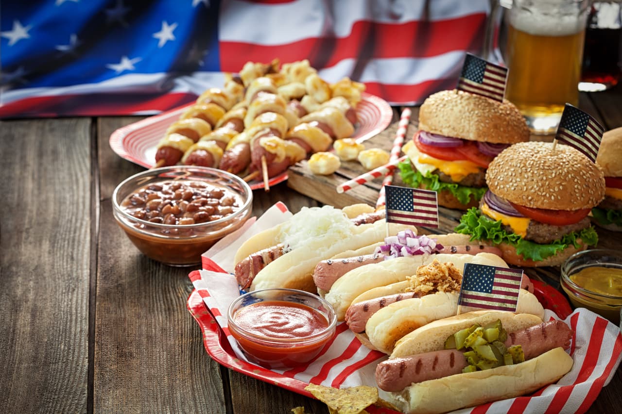 <b>El día del '<i>hot dog'</i></b>
<br>
<br>61% de los estadounidenses asistirán a un picnic este cuatro de Julio y se gastarán al menos 7,500 millones de dólares en comida.
<br>
<br>Unos 150 millones de
<i>hotdogs</i> se consumen cada Día de la Independencia en Estados Unidos.