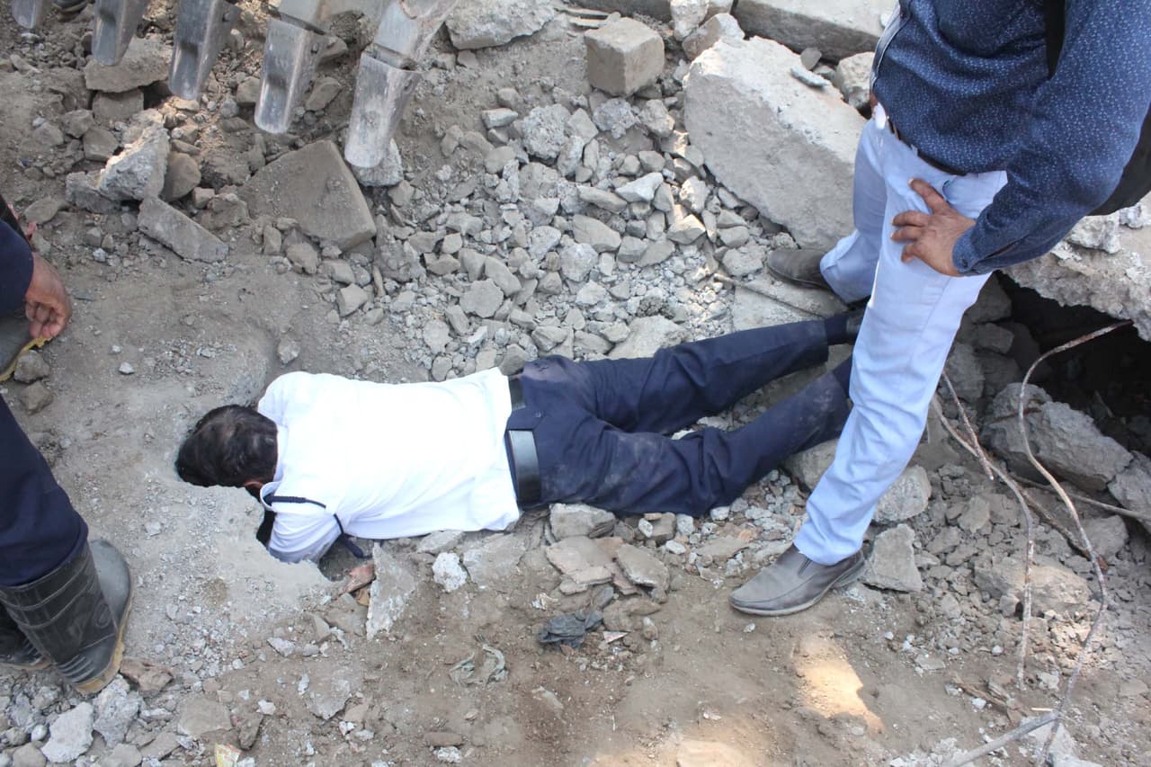 Tras abrir un agujero con la excavadora, un operario introdujo parte de su cuerpo para poder agarrar al hombre enfermo.