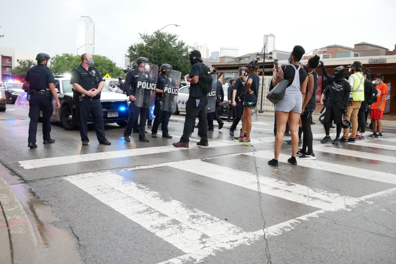 La policía de Dallas tuvo que intervenir durante la manifestación.