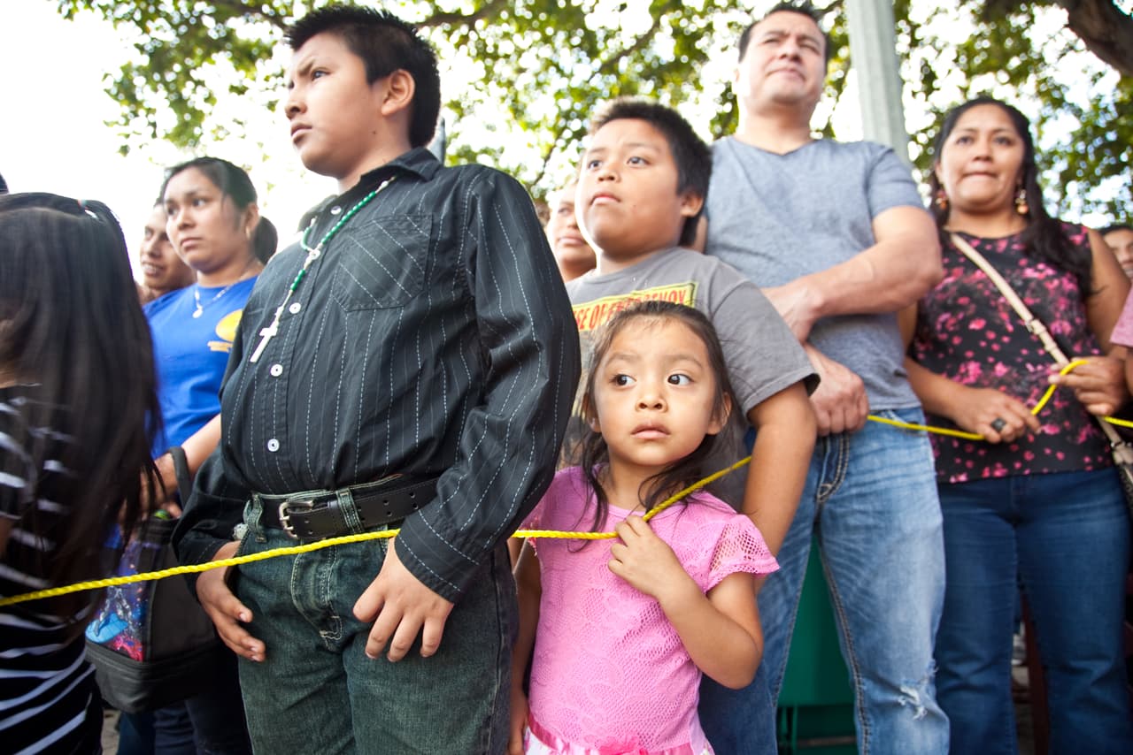Ese temor no se notó en el Viacrucis. Cientos de personas se acercaron a ver la representación. Entre los asistentes, había muchos niños que no querían perderse un detalle de esta tradición religiosa del país de sus papás.