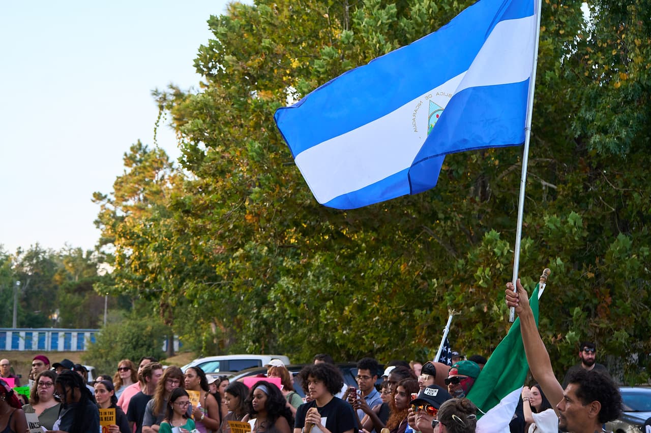 Los manifestantes llenaron la avenida que ha sido objetivo de otras redadas de ICE. Denuncian la colaboración de las fuerzas locales con la agencia migratoria. Juniper Curtis/TCARE