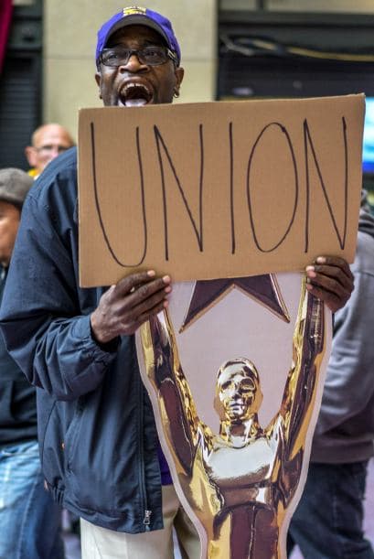 Los Oscars están a la vuelta de la esquina y entre la lluvia y las protestas de trabajadores del sindicato y una polémica réplica de la estatuilla de 8' pies, inspirada en la recien muerte del actor Phillip Seymour Hoffmann, han dado al evento una cara de la industria poco conocida por muchos.