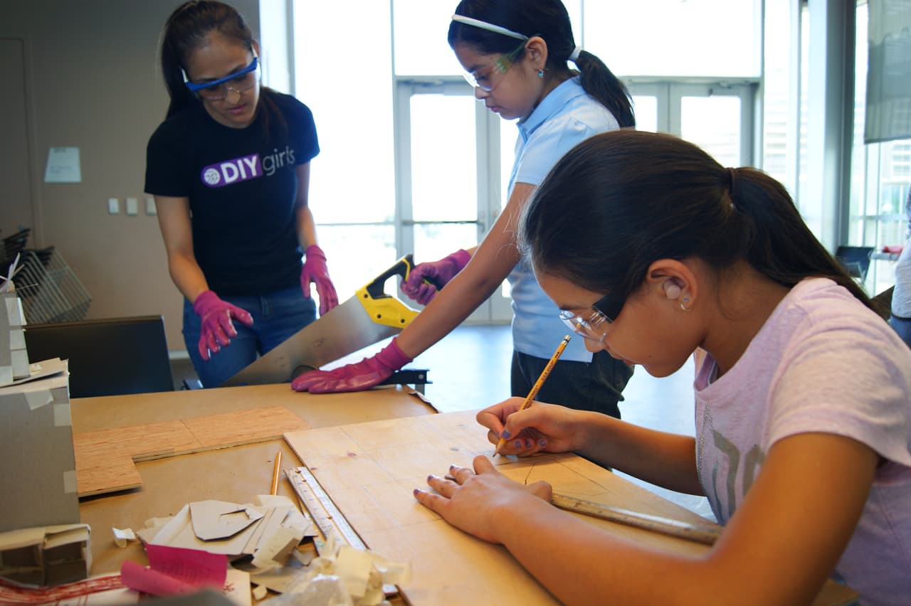 <a href="http://www.diygirls.org/"><u>DIY Girls</u></a> empezó su labor en 2012 con 35 niñas. El año pasado, informan, trabajaron con 650 en el condado de Los Ángeles y tienen una lista de espera. 97% de sus alumnas son hispanas.