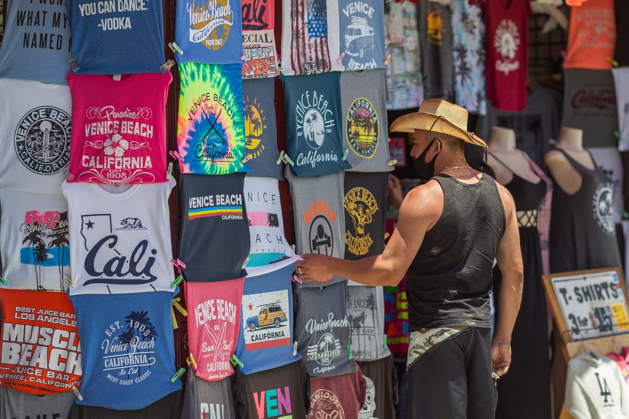 Entre las principales reglas para clientes y empleados, está el uso obligatorio de mascarillas o tapabocas dentro de los establecimientos.