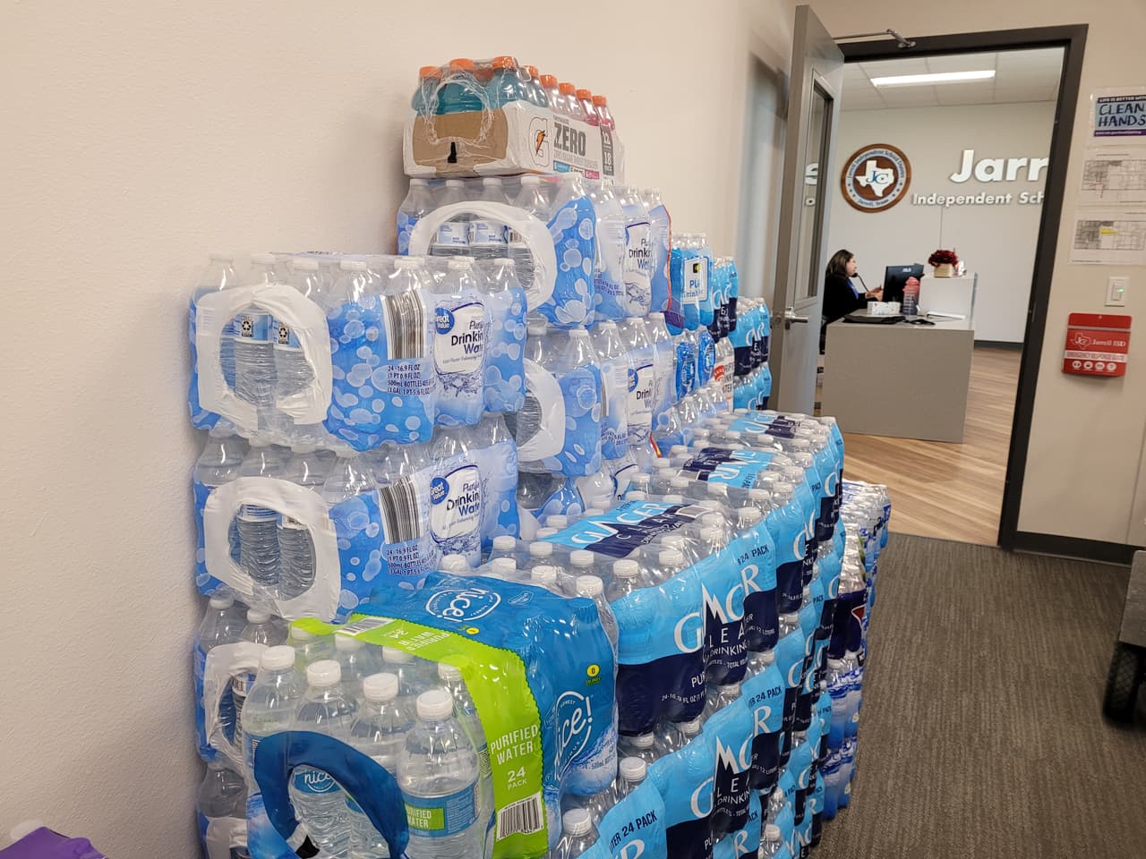 El distrito aceptó donaciones de agua y comida en sus oficinas centrales 108 E. Ave F.