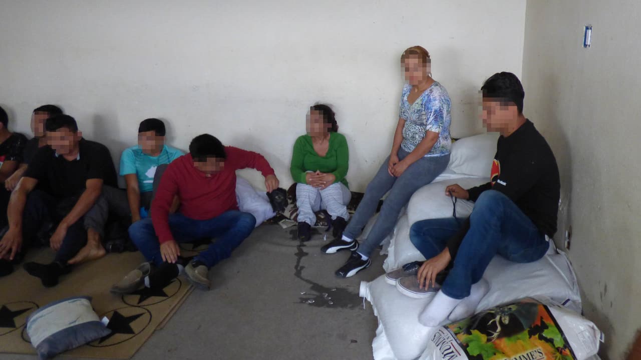 La Agencia de Aduanas y Seguridad Fronteriza (CBP) informó del hallazgo de dos grupos de inmigrantes indocumentados que estaban retenidos en dos casas de seguridad en Brownsville y Mission, en Texas.