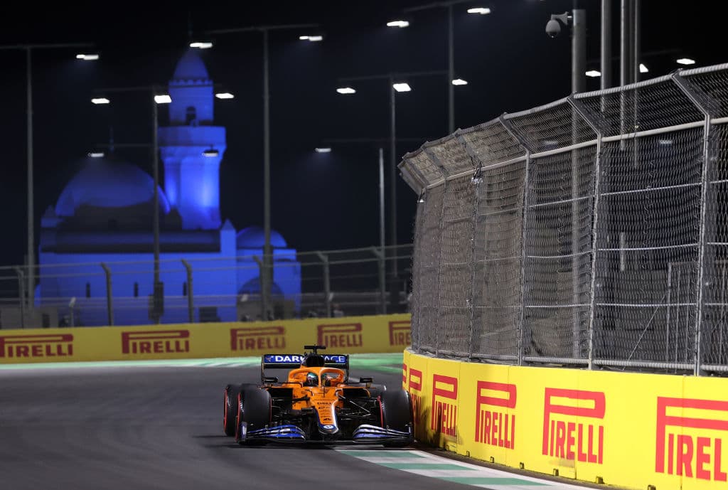 Lewis Hamilton se quedó con la pole position del Gran Premio de Arabia Saudita en el que Max Verstappen encendió las alarmas al tocar pared y terminar en el tercero de la Q3. El mexicano Sergio Pérez terminó quedándose en el quinto lugar en una emocionante clasificación.