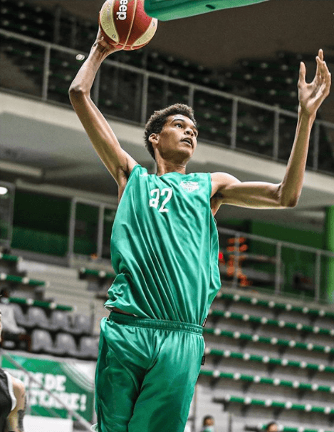 Sus padres fueron deportistas. Su madre jugó basquetbol y su padre realizó salto de longitud.
