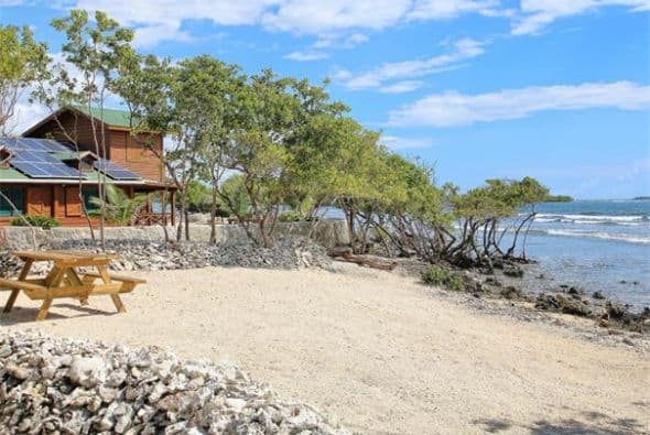 Está a tan solo seis minutos en barco desde el municipio de Salinas. Tiene una sola casa que cuenta con tres habitaciones. La misma funciona solo con energía solar. (Fotos: http://puertoricosothebysrealty.com/)
