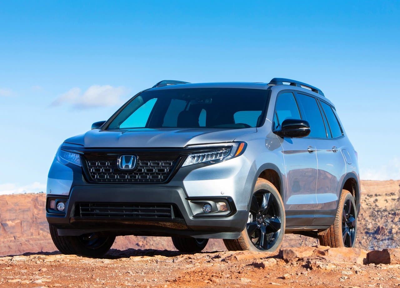 <b>Honda</b>
<br>
<br>Si lo que buscas es un auto usado, Honda ofrece en este Viernes Negro un APR de 1.99% en sus autos usados certificados por 36 meses. También cuentan con un descuento de $1,000 para la Honda Passport 2019 y Honda CR-V 2019.
<br>
<br>En imagen: Honda Passport 2019