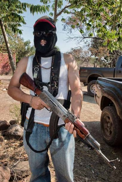 La violencia no da tregua en Michoacán en donde comunidades enteras se han sumado a la lucha. A continuación les presentamos imágenes de los grupos armados de autodefensa en Michoacán conformados por pobladores de la comunidad La Nopalera.