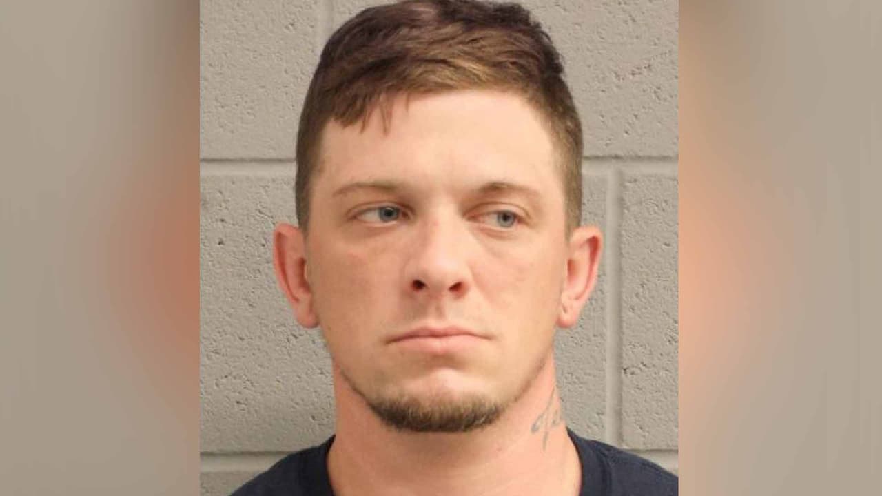 Las autoridades indicaron que vieron un vehículo sospechoso y en el interior encontraron metanfetaminas y xanas, el conductor era Shannon Toomer, quien fue arrestado y enfrenta cargos por posesión de sustancias controladoras