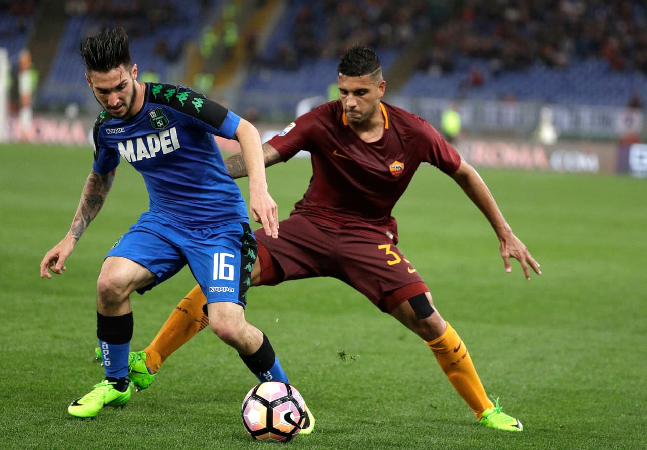 El volante Matteo Politano (izq.) del Sassuolo es uno de los objetivos del Inter de Milán, pero para tener a este jugador el equipo tendrá que pagar 27 millones de euros por el fichaje.