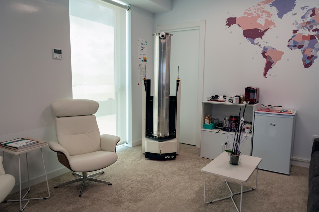 <b>ZENZOE, el robot español antibacterial.</b> Su estructura y funcionalidades son similares a las del UVD danés. Este androide, diseñado en España, elimina virus y bacterias de hospitales, oficinas, hoteles, entornos educativos, y otros utilizando luz ultravioleta.
<br>