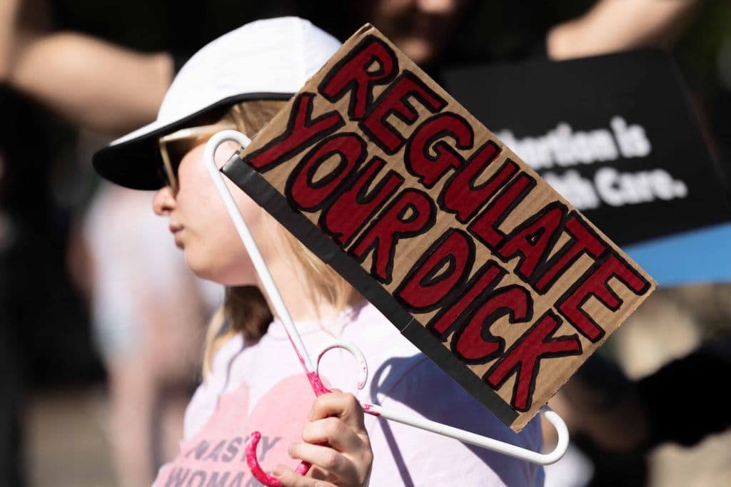 En Portland, Oregon:
<b> "Regula tu pene".</b>