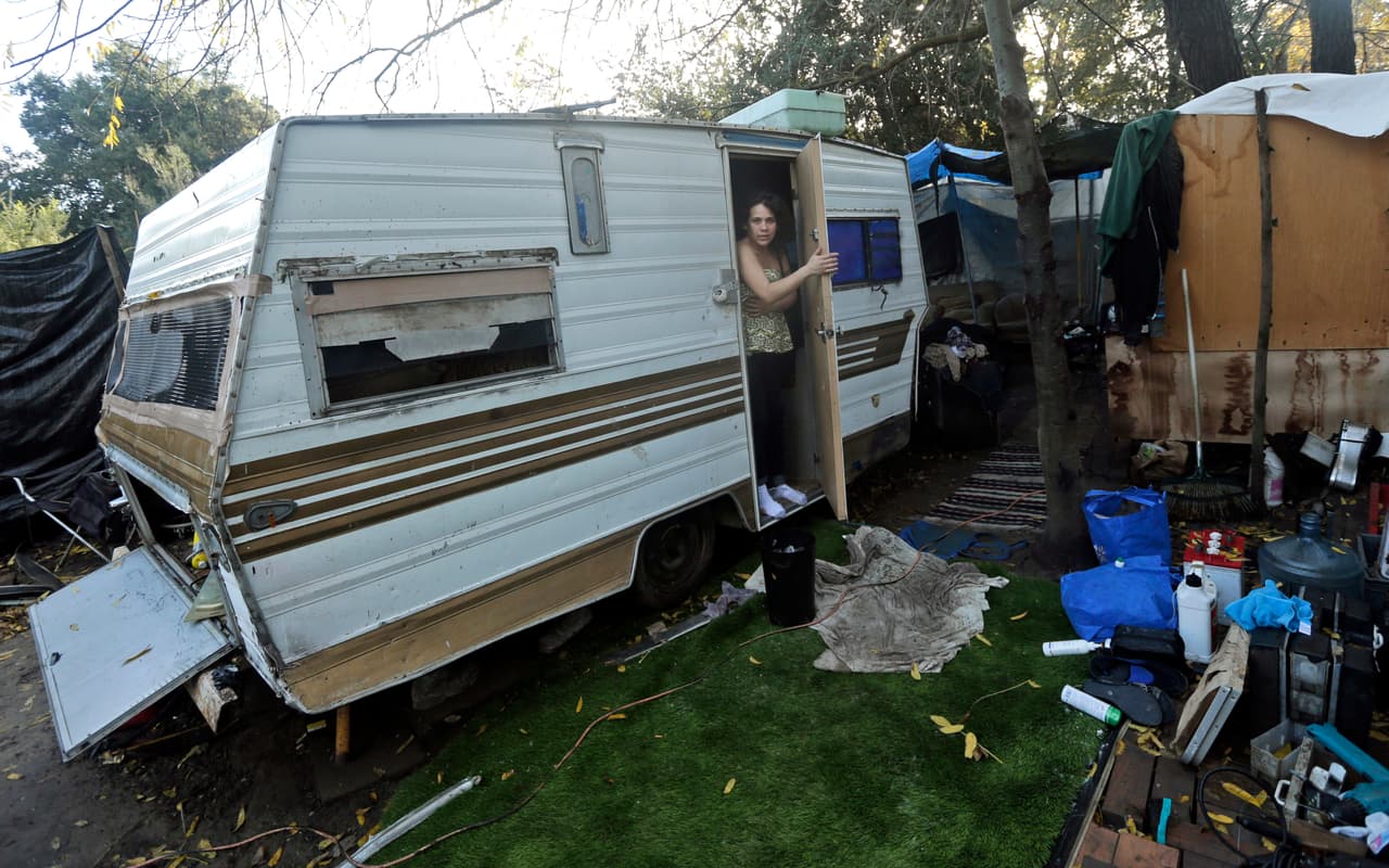 <h3 class="cms-H3-H3">4.<b> </b>San José, CA</h3>
<br>
<br>▪️ 
<b>Población sin hogar: </b>10,028
<br>
<br>▪️ 
<b>Tasa de desamparados:</b> 10.2 por cada 1,000 habitantes 
<br>
<br>▪️
<b> Cambio porcentual entre 2020 y 2022:</b> Aumentó en 4%