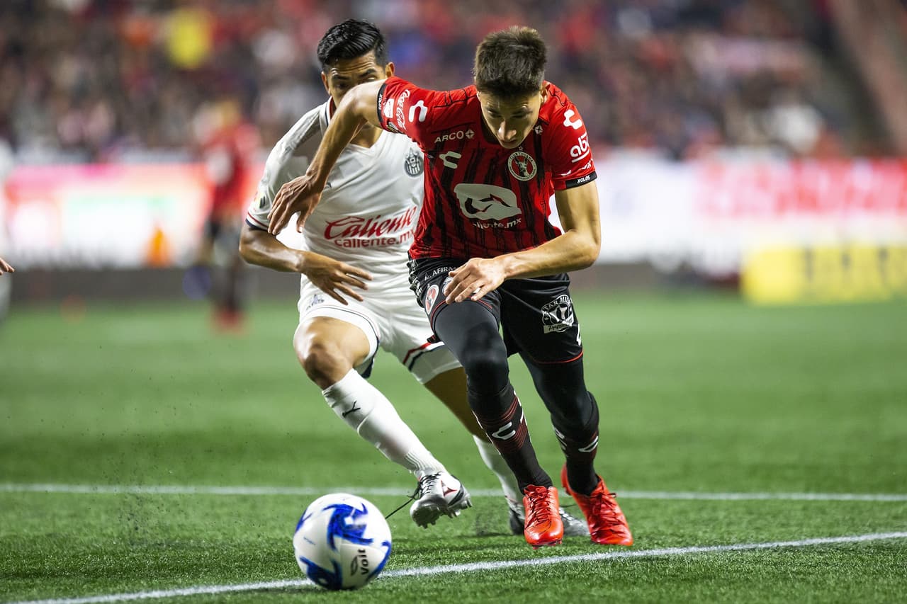 Mauro Lainez gana la banda por velocidad, saca el centro pero el portero Antonio Rodríguez se queda con la pelota.