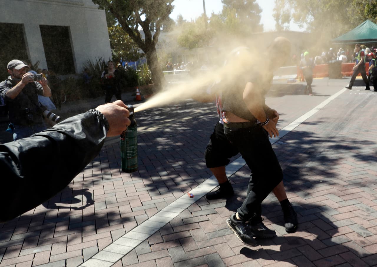 Varios fueron rociados con gas pimienta.
