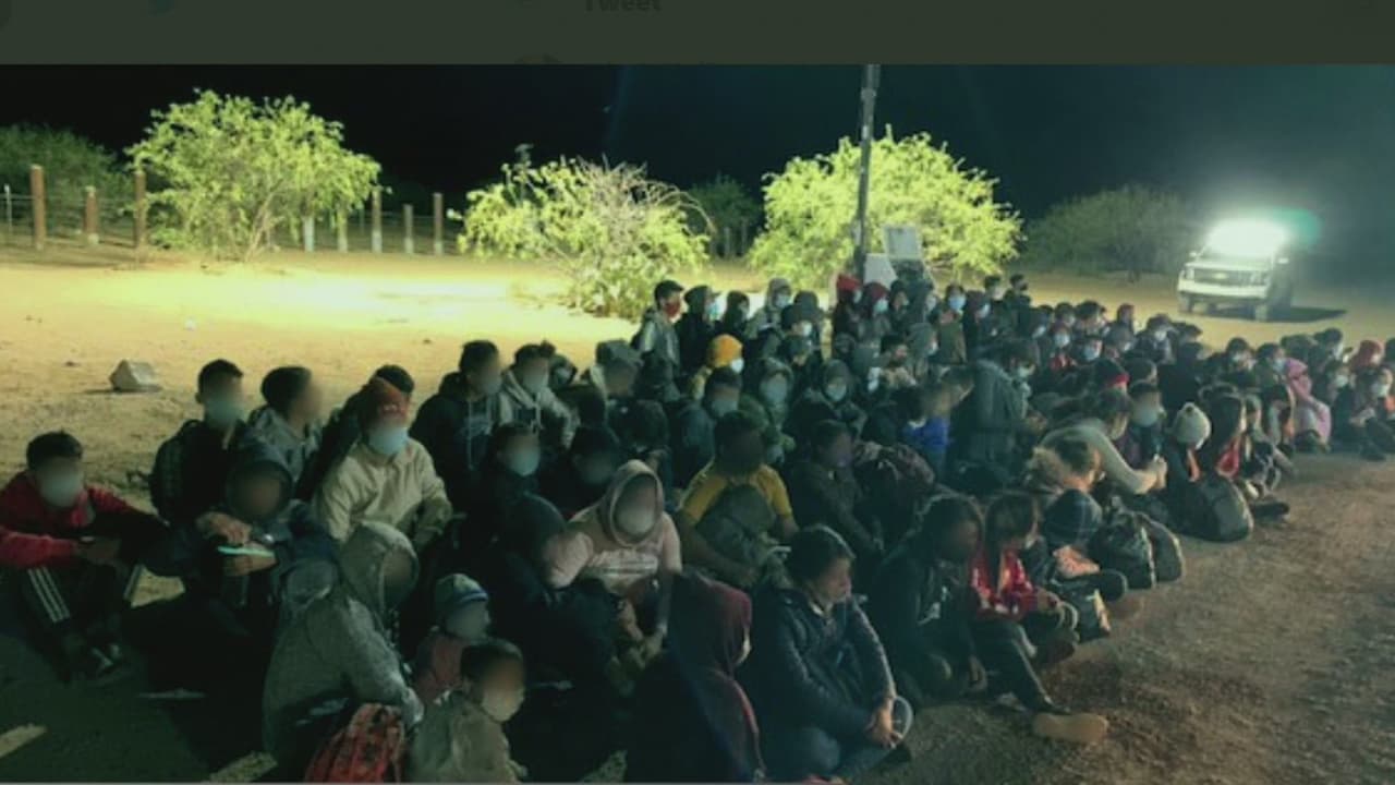 Más de 120 inmigrantes se entregaron a los agentes de la patrulla fronteriza; la mayoría eran menores no acompañados.
<br>