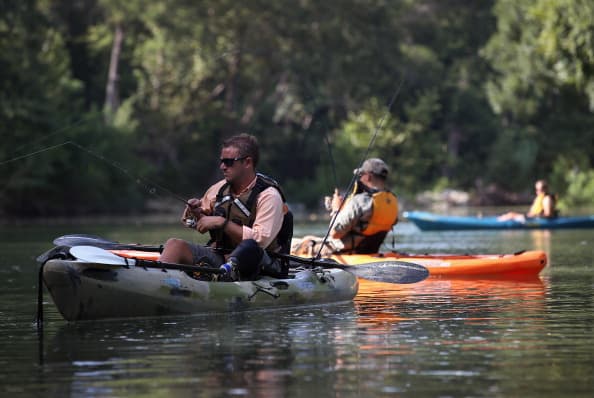 Es importante que tome en cuenta que los chalecos salvavidas estarán disponibles, pero no habrá socorristas de servicio este fin de semana. 
<br>
<br>Los socorristas regresan al servicio antes del fin de semana del Día de los Caídos y seguirán los protocolos refinados para limitar la interacción física mientras realizan sus tareas.