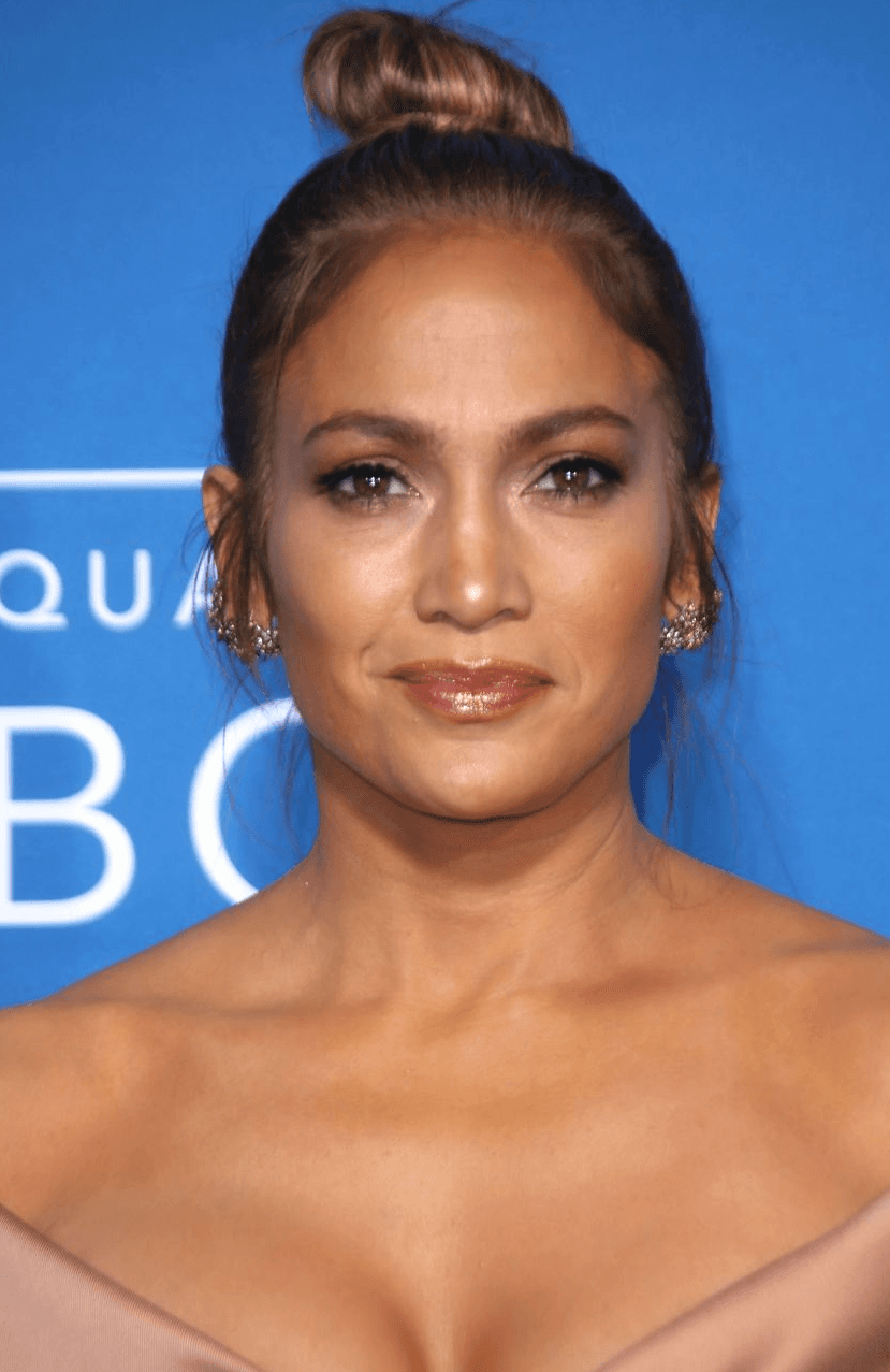 ¿Qué opinan ustedes de este look tan sencillo y a la vez sofisticado? Es toda una rúbrica en la intérprete y actriz.