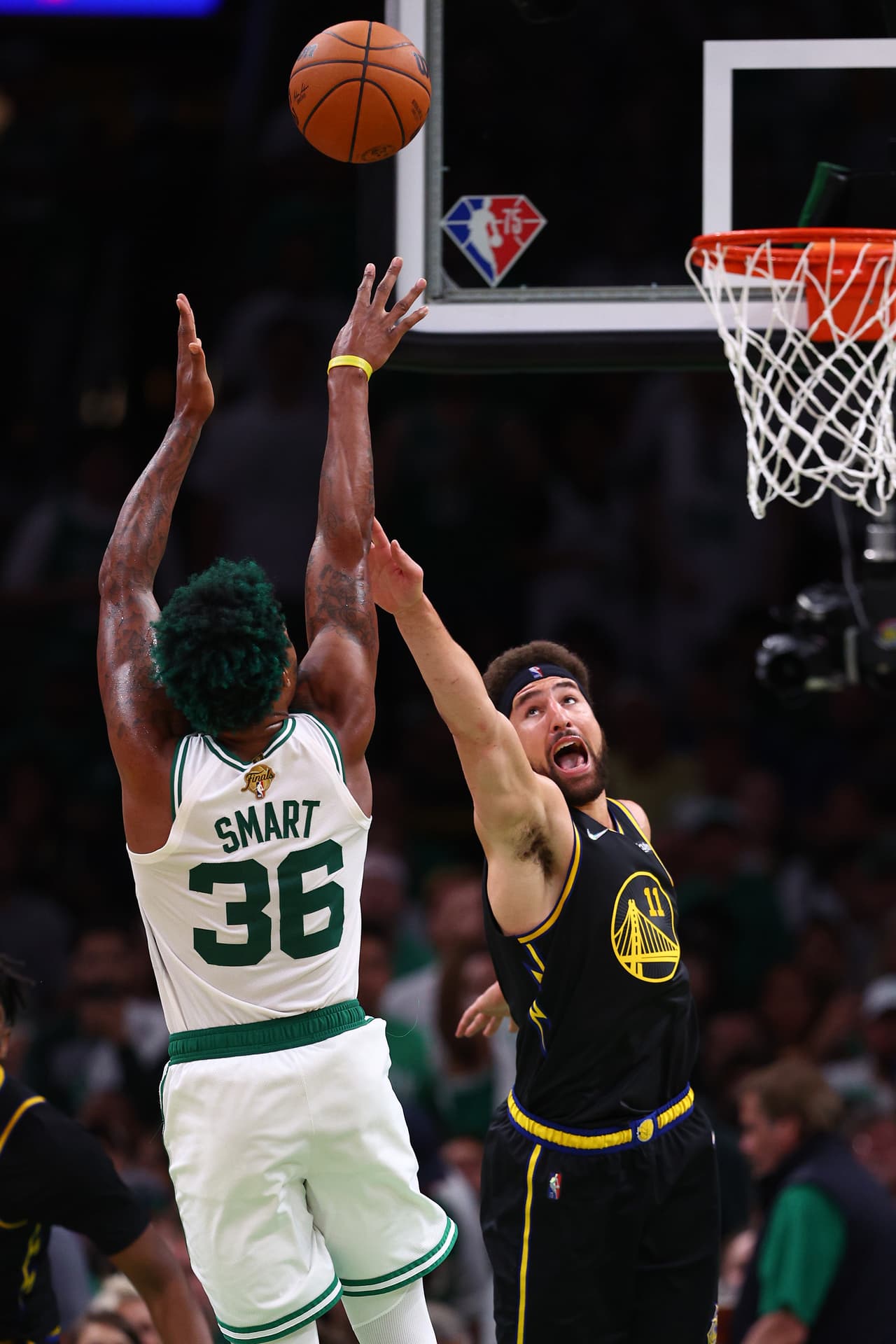 Con 43 puntos de un titánico Stephen Curry, los Golden State Warriors vencieron el viernes 107-97 en la cancha de los Boston Celtics y empataron 2-2 en las Finales de la NBA.