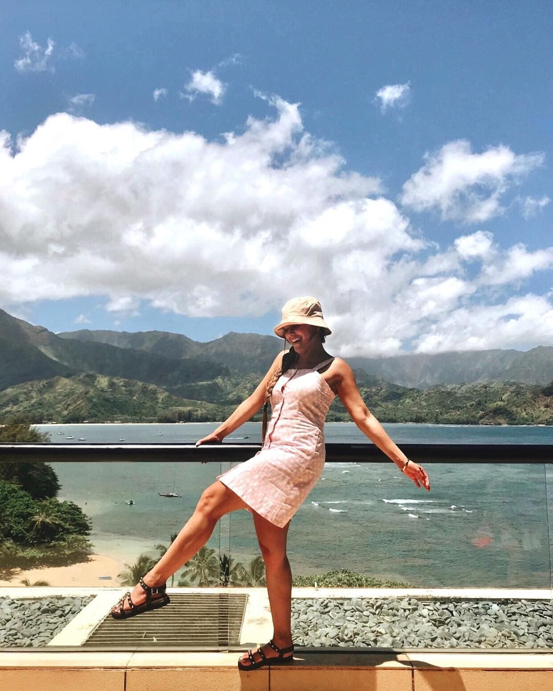 Sombrero, sandalias 'chic' y vestido fresco son básicos para un día en la playa. Así como Jessi, no te quedes sin disfrutar de las últimas semanas de verano.