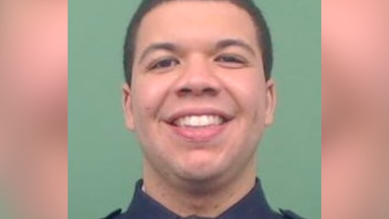 El oficial Jason Rivera tenía 22 años y estaba recién casado. El pasado viernes, 21 de enero, fue 
<b><a href="https://www.univision.com/local/nueva-york-wxtv/jason-rivera-oficial-asesinado-en-harlem-sonaba-con-ser-policia">asesinado a balazos</a></b> mientras investigaba una querella de violencia en un hogar en Harlem.