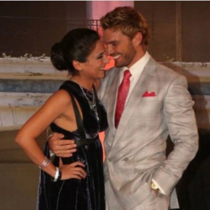 "Volver a estar en un proyecto contigo después de más de 6 años es cómo salir a pasear. Sigamos paseando 'breco'. Eres grande y guerrera @anabreco. Y sí... están felices y sonriendo viéndote hacer lo que amas ❤️", escribió el actor junto a esta imagen al saber que una vez más trabajará con 
<b><a href="http://www.univision.com/temas/ana-brenda-contreras">Ana Brenda</a></b>.