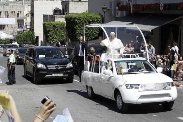 En el interior del papamóvil, el pontífice saluda a los fieles, en su camino a la Plaza del Pesebre.