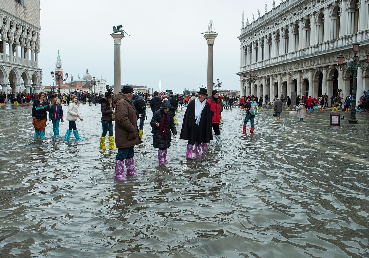 Con el derretimiento de los casquetes polares el nivel del mar está subiendo. Un ejemplo conocido es la turística ciudad de 
<b>Venecia</b>, cuyo suelo también se está hundiendo y que según un estudio podría sumergirse 
<b>hasta ocho centímetros más en los próximos 20 años</b>. Otro caso importante en cuanto a inundaciones y subida del nivel del mar es 
<b>Yakarta, la actual capital de Indonesia,</b> que dejará de serlo muy pronto, pues 
<a href="https://www.univision.com/noticias/mundo/esta-capital-en-asia-se-esta-hundiendo-por-el-cambio-climatico-y-sus-autoridades-han-decidido-trasladarla-a-otro-lugar">el gobierno comenzará a construir el año que viene una nueva capital para el país</a>, pues en Yakarta la vida cada vez es más difícil, entre las inundaciones, la superpoblación y la mala calidad del aire.
