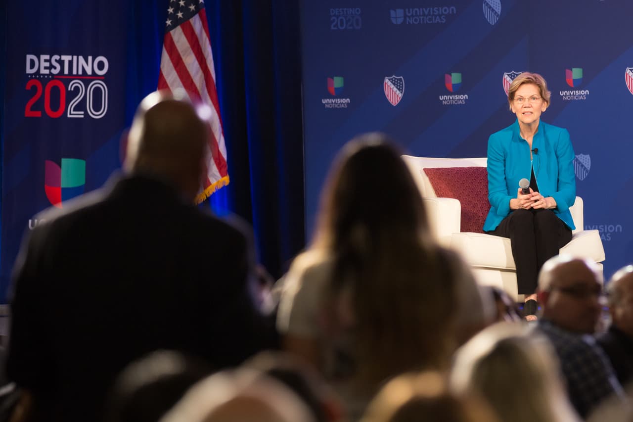 Sobre la decisión de Trump de no incluir la pregunta de ciudadanía en el Censo, Warren preguntó: "¿Va a cumplir la ley el presidente?", y el auditorio aplaudió. La senadora ofreció el discurso más apasionado y específico sobre sus planes en materia migratoria y dijo que devolverá a EEUU al Acuerdo de París contra el cambio climático.