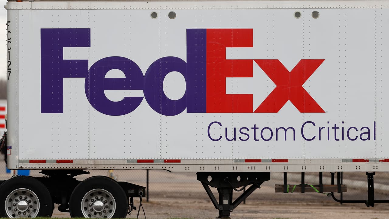 <h3 class="cms-H3-H3">FedEx </h3>
<br>
<br>El sitio que lleva el recuento de las compañías que están suspendiendo o cancelando sus contribuciones explicó que FedeX aseguró que condena la violencia ocurrida en el Capitolio y apoyó plenamente los resultados de las elecciones presidenciales. "Esperamos trabajar con la administración de Biden en cuestiones de política importantes para nuestra empresa y nuestros clientes", dijo la compañía.