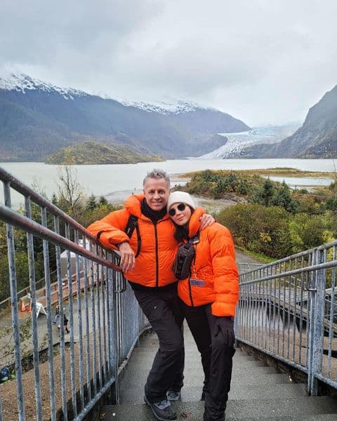 "Vivo mi vida así, día a día, y viviéndola como si fuera el primer día, sin futurizar, tranquilo y agradecido de todo lo que estoy viviendo. No hay que correr, por ahora hay que vivir el día a día, seguir juntos, seguir conociéndonos y unirnos como pareja", respondió.
<br>