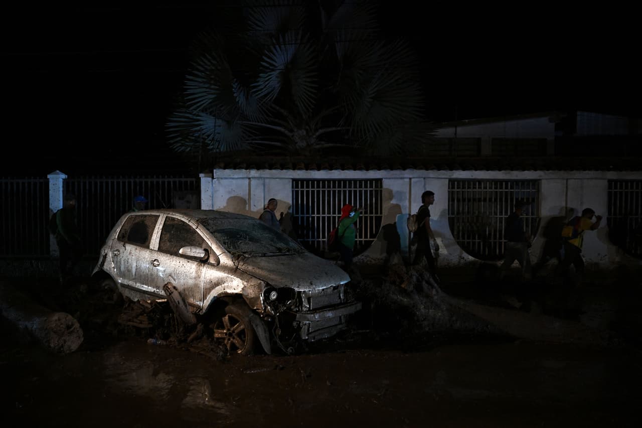 El gobernante venezolano anunció el despliegue de más de mil efectivos militares para esta zona que trabajarán en la remoción de escombros y rocas. Pidió además el apoyo de los banqueros y grandes empresarios para ayudar al pueblo de Las Tejerías. Anunció además la aprobación de un fondo especial para esa zona, para financiar la recuperación integral de manera directa y sin intermediarios.
<br>