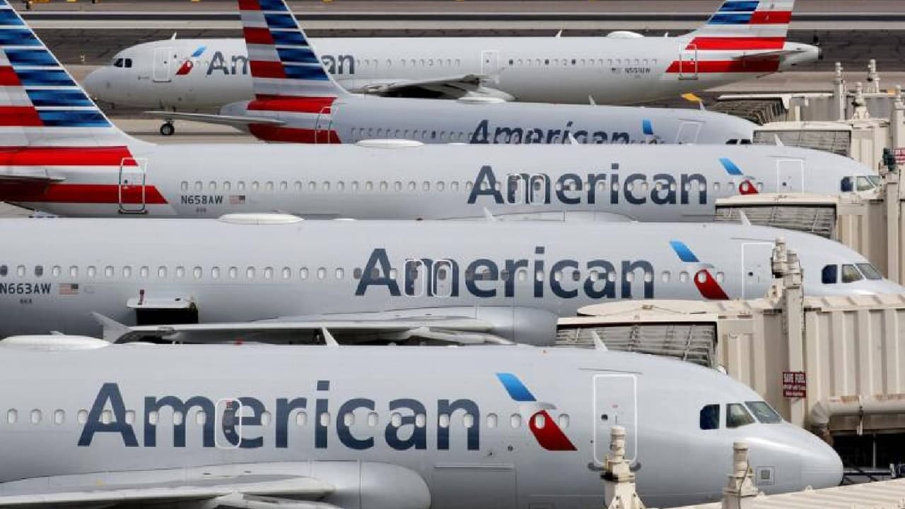 Recuerda los estacionamientos de la terminal, East Economy y el área de estacionamiento Express Pay de 24th Street se pueden reservar con anticipación en
<a href="https://www.skyharbor.com/parking/" target="_blank">skyharbor.com/parking</a>. Sin gastos de cambio ni gastos de cancelación hasta una hora antes de la hora.