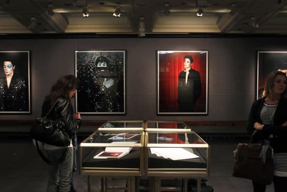 Bani, que apenas mantuvo contacto con el artista después de su colaboración, señaló que tras conocer su defunción se sintió "muy triste" y se fue a buscar las fotos que "no había visto desde hacía años y años".