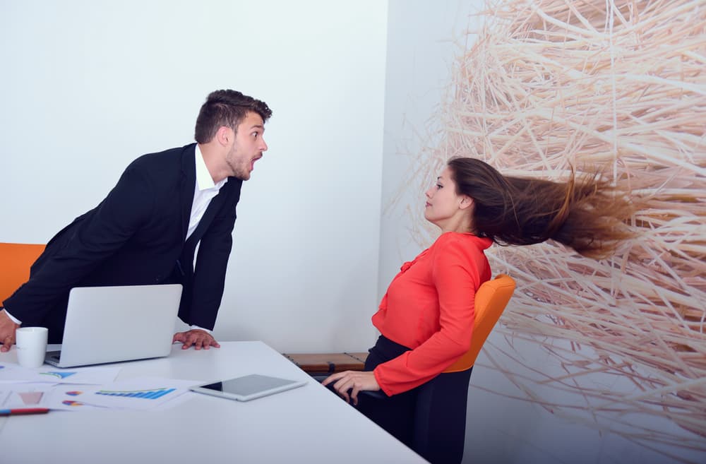 Y como no es así los resultados son catastróficos porque manda sin saber por el mero hecho de imponerse a pesar de no saber ni jota lo que está haciendo. Crea un verdadero caos.