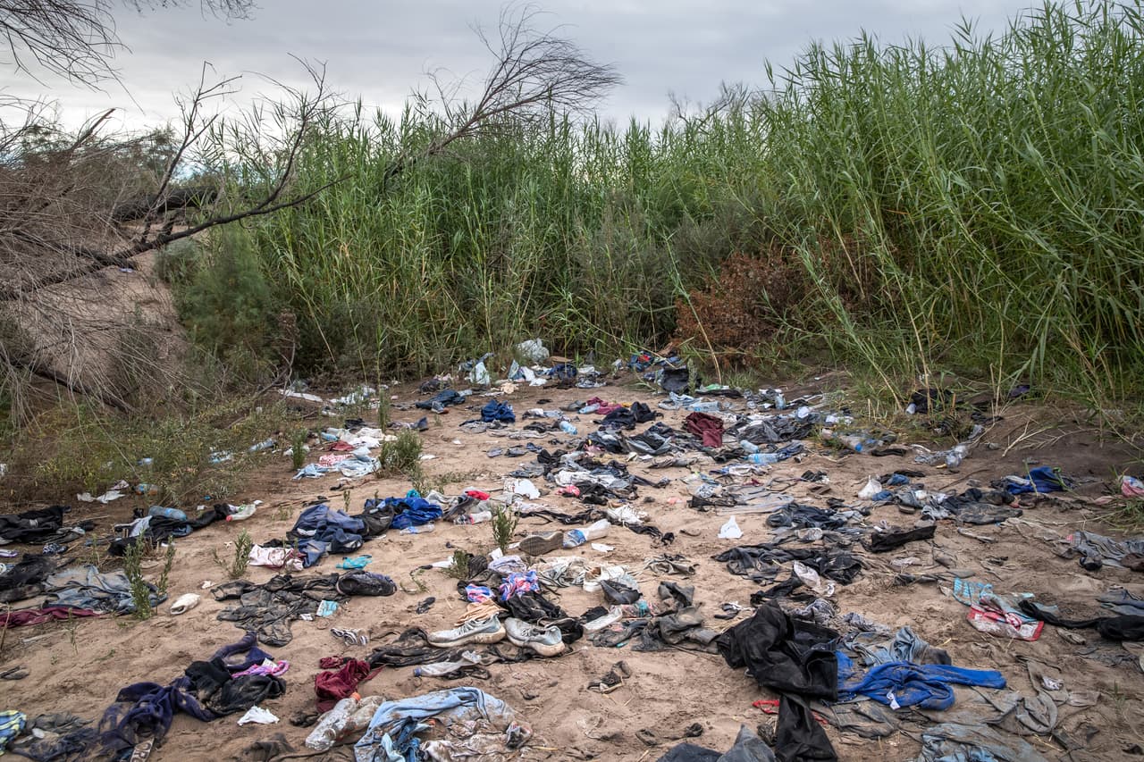 La ropa sucia tirada a lo largo de un camino por donde los migrantes cruzan de México hacia Estados Unidos en Yuma, Arizona.