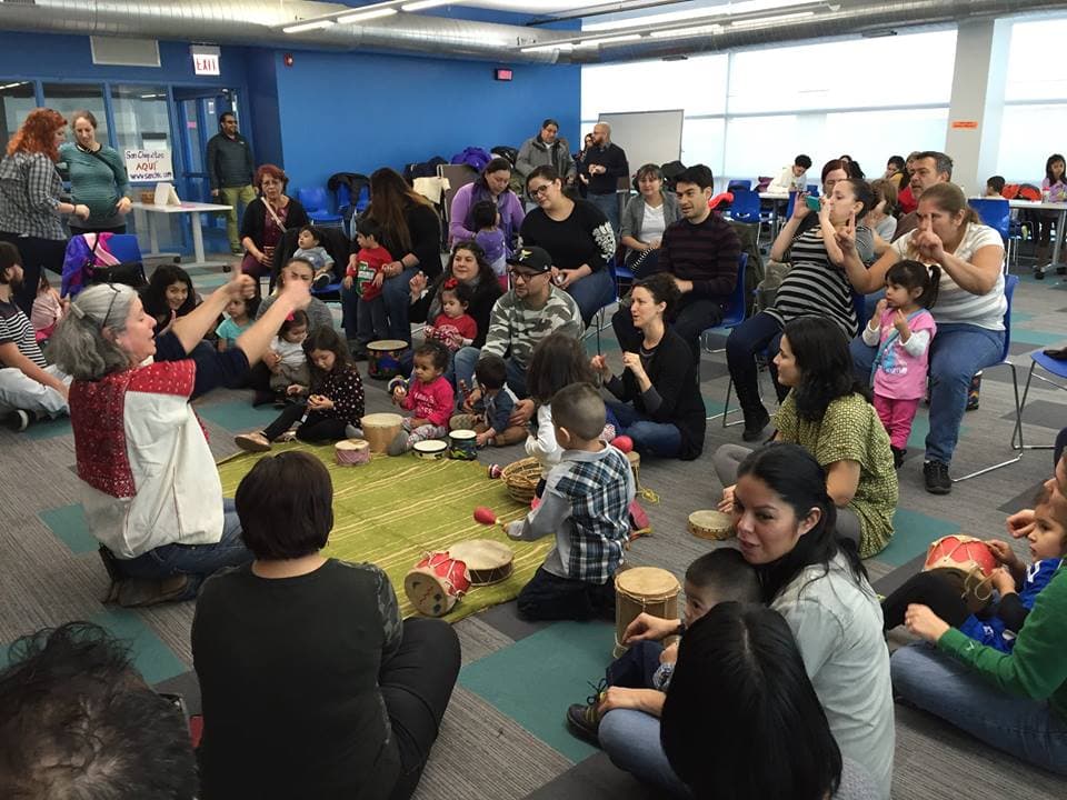 ‘Son Chiquitos' es un programa comunitario gestado dentro de la escena del Son Jarocho en Chicago, la cual desde mediados de la década de los 90 encontró tierra fértil en el barrio de Pilsen.